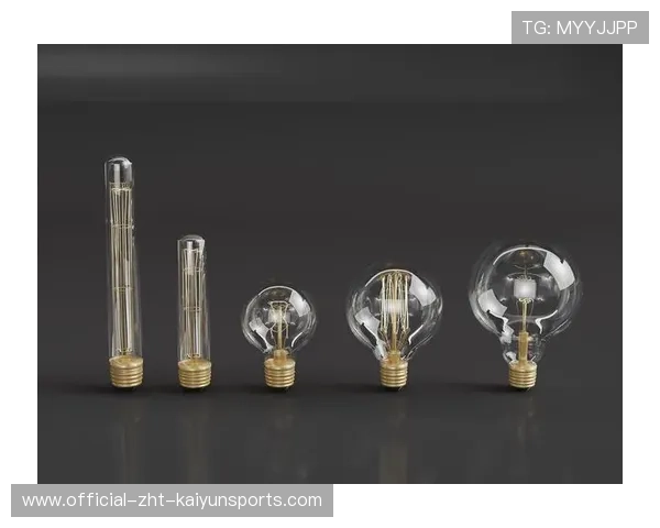 老球场的灯泡一只只坏掉没人换，球场照明灯
